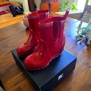 Sorel Joan Cherry Red Chelsea Wedge Stretch Sides Mid Calf Rainboot Size 8